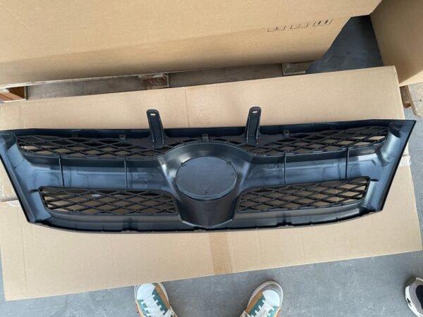 Toyota Hilux Vigo 2005 OEM Grille - Image 3